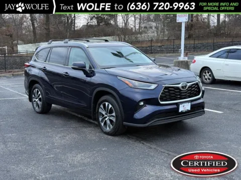 Blue 2022 Toyota Highlander XLE for sale in Ballwin, MO