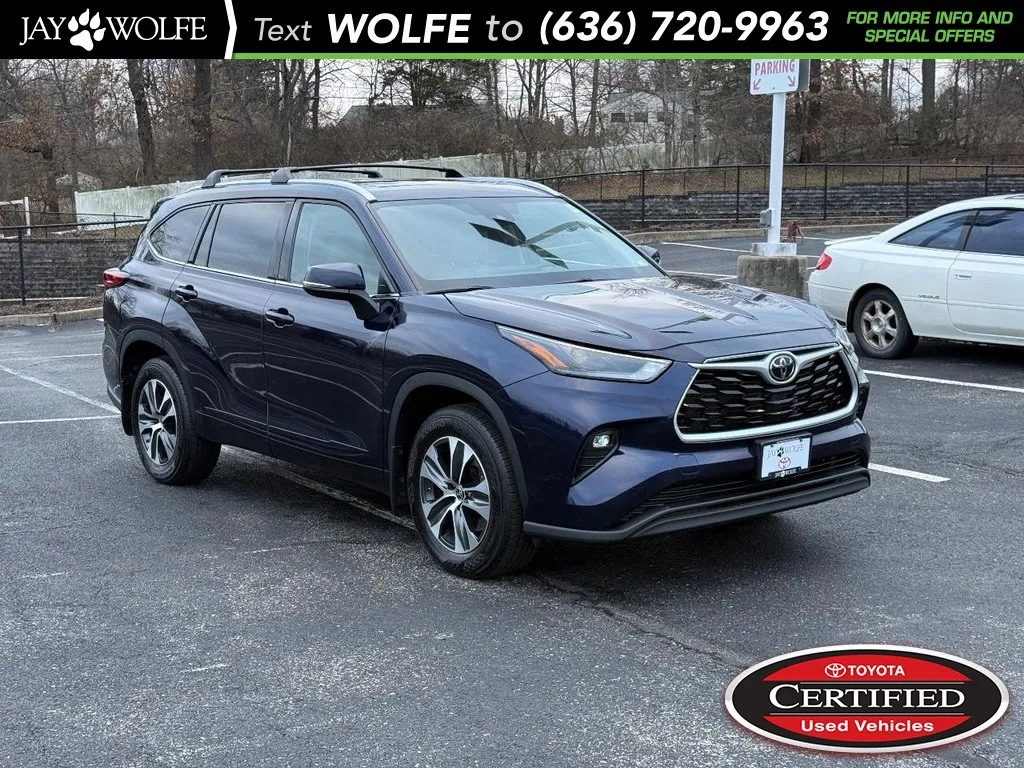 Blue 2022 Toyota Highlander XLE for sale in Ballwin, MO