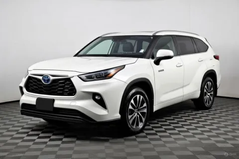 White 2022 Toyota Highlander Hybrid XLE for sale in Ballwin, MO