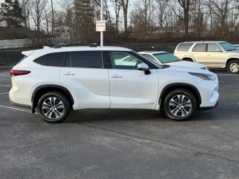 Photos of 2022 Toyota Highlander Hybrid XLE for sale in Ballwin, MO at Jay Wolfe Toyota of West County