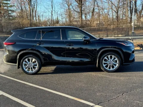 Photos of 2023 Toyota Highlander Limited for sale in Ballwin, MO at Jay Wolfe Toyota of West County