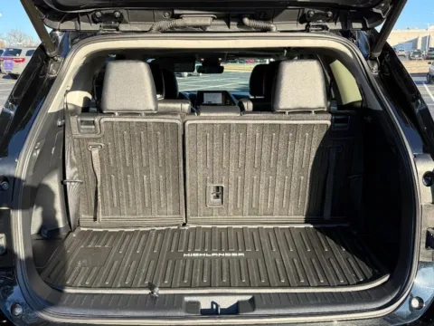 More photos of 2023 Toyota Highlander XLE at Jay Wolfe Toyota of West County, MO