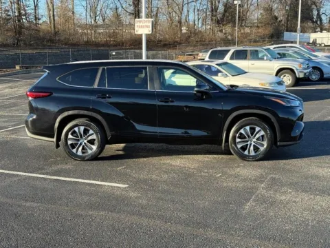 Photos of 2023 Toyota Highlander XLE for sale in Ballwin, MO at Jay Wolfe Toyota of West County