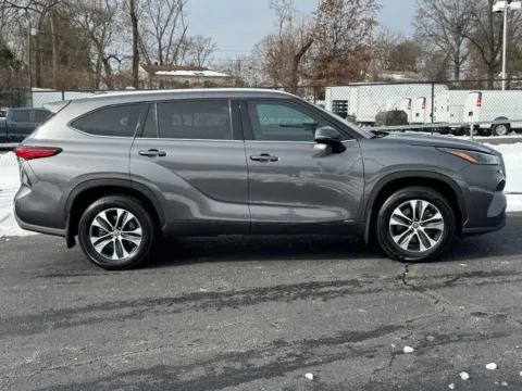 Photos of 2022 Toyota Highlander Hybrid XLE for sale in Ballwin, MO at Jay Wolfe Toyota of West County
