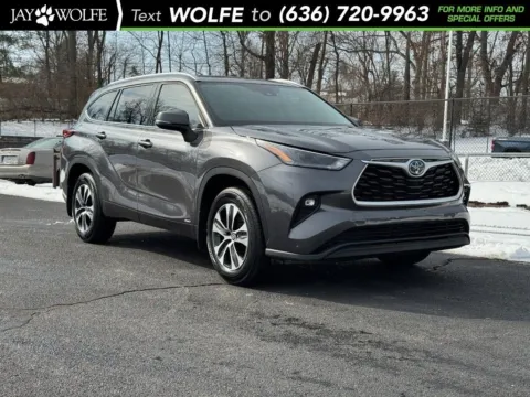 Gray 2022 Toyota Highlander Hybrid XLE for sale in Ballwin, MO