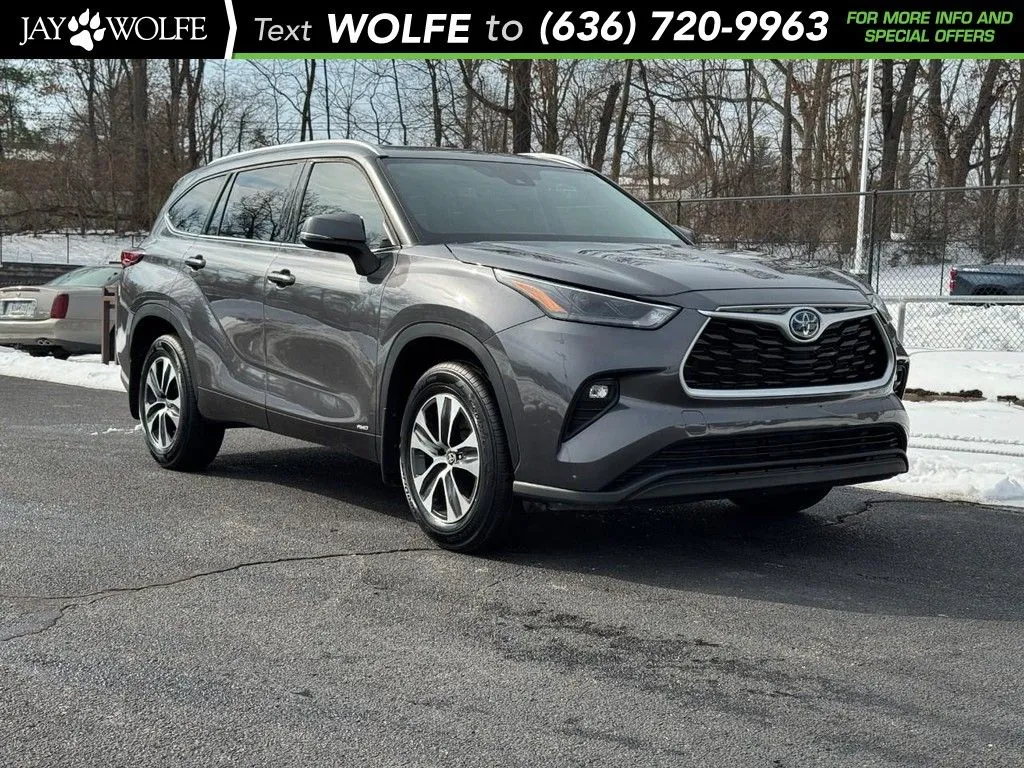 Gray 2022 Toyota Highlander Hybrid XLE for sale in Ballwin, MO