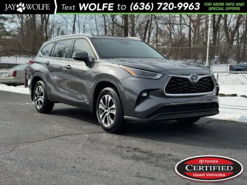 Gray 2022 Toyota Highlander Hybrid XLE for sale in Ballwin, MO