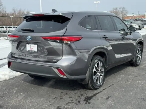 Another view of 2022 Toyota Highlander Hybrid XLE for sale in Ballwin, MO at Jay Wolfe Toyota of West County