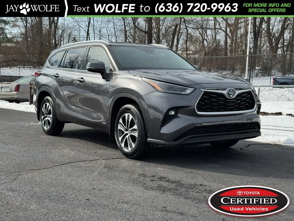 Gray 2022 Toyota Highlander Hybrid XLE for sale in Ballwin, MO