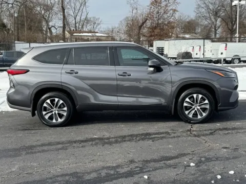 Photos of 2022 Toyota Highlander Hybrid XLE for sale in Ballwin, MO at Jay Wolfe Toyota of West County
