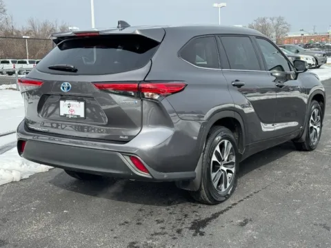 Another view of 2022 Toyota Highlander Hybrid XLE for sale in Ballwin, MO at Jay Wolfe Toyota of West County
