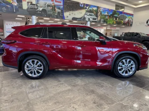 Photos of 2026 Toyota Highlander Limited for sale in Ballwin, MO at Jay Wolfe Toyota of West County