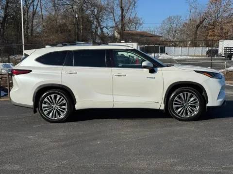 Photos of 2021 Toyota Highlander Hybrid Platinum for sale in Ballwin, MO at Jay Wolfe Toyota of West County