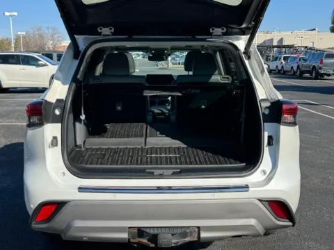 More photos of 2021 Toyota Highlander Hybrid Platinum at Jay Wolfe Toyota of West County, MO