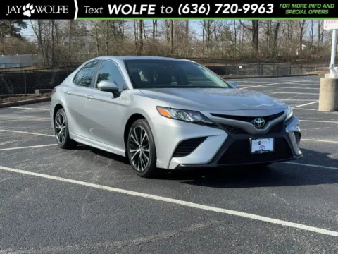 White 2018 Toyota Camry SE for sale in Ballwin, MO