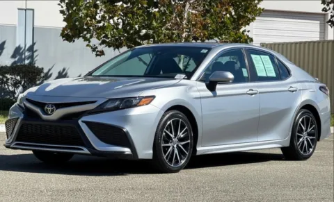Silver 2018 Toyota Camry SE for sale in Ballwin, MO