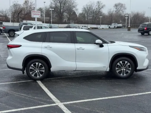 Photos of 2022 Toyota Highlander Hybrid XLE for sale in Ballwin, MO at Jay Wolfe Toyota of West County