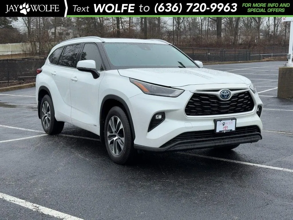 White 2022 Toyota Highlander Hybrid XLE for sale in Ballwin, MO