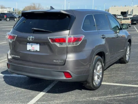 Another view of 2015 Toyota Highlander XLE V6 for sale in Ballwin, MO at Jay Wolfe Toyota of West County