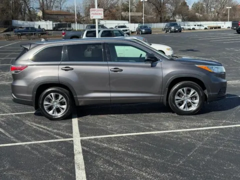 Photos of 2015 Toyota Highlander XLE V6 for sale in Ballwin, MO at Jay Wolfe Toyota of West County