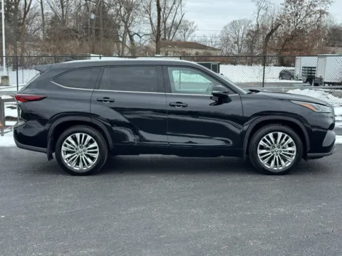 Photos of 2024 Toyota Highlander Platinum for sale in Ballwin, MO at Jay Wolfe Toyota of West County