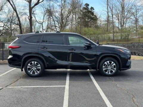 Photos of 2023 Toyota Highlander XLE for sale in Ballwin, MO at Jay Wolfe Toyota of West County