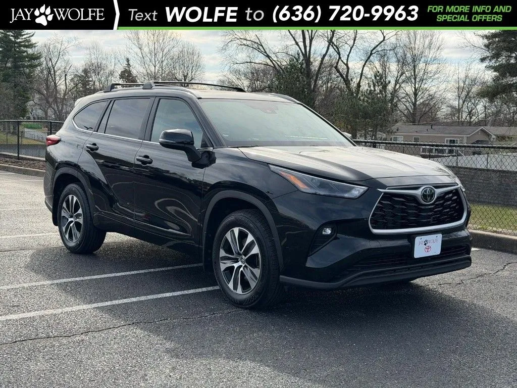 Black 2023 Toyota Highlander XLE for sale in Ballwin, MO
