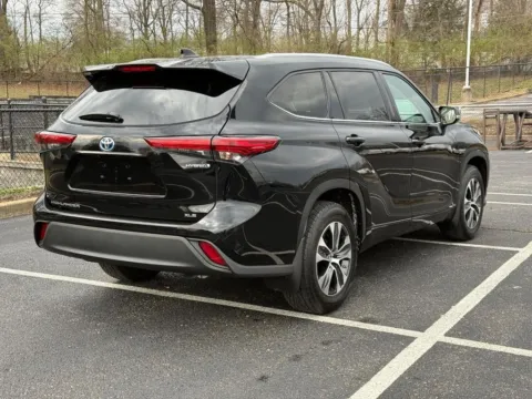 Another view of 2022 Toyota Highlander Hybrid XLE for sale in Ballwin, MO at Jay Wolfe Toyota of West County