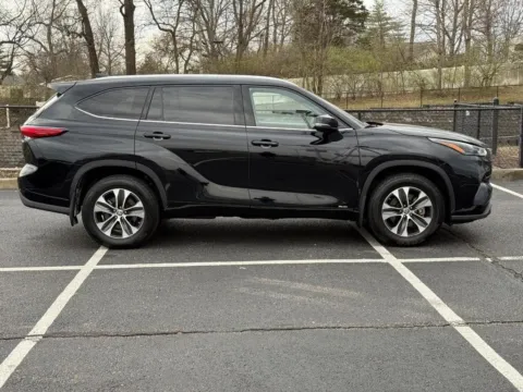 Photos of 2022 Toyota Highlander Hybrid XLE for sale in Ballwin, MO at Jay Wolfe Toyota of West County