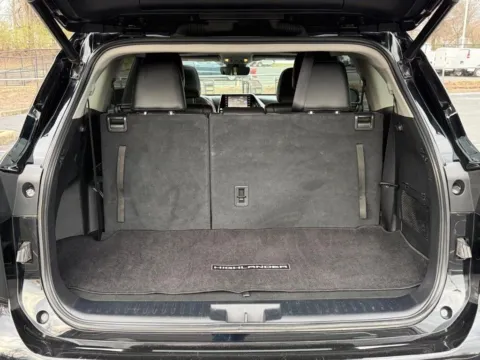 More photos of 2022 Toyota Highlander Hybrid XLE at Jay Wolfe Toyota of West County, MO