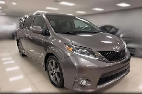 Gray 2016 Toyota Sienna SE for sale in Ballwin, MO