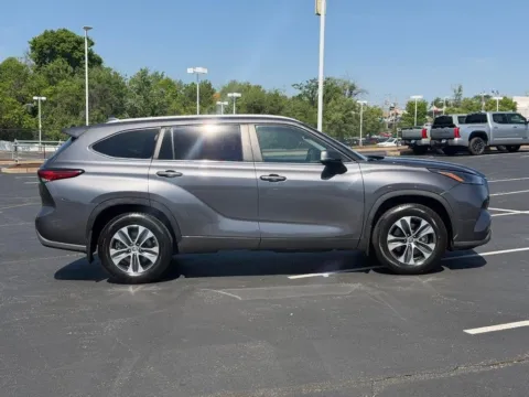 Photos of 2023 Toyota Highlander XLE for sale in Ballwin, MO at Jay Wolfe Toyota of West County