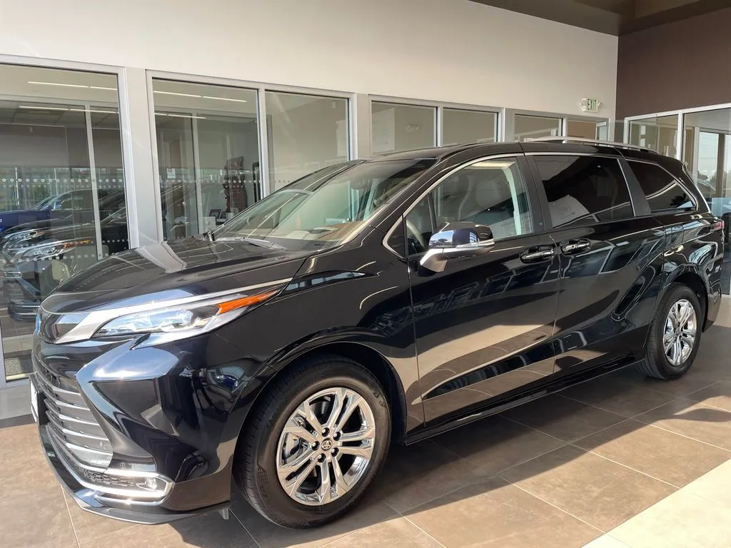 2024 Toyota Sienna Platinum for sale in Ballwin, MO