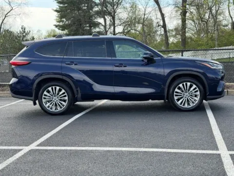 Photos of 2023 Toyota Highlander Platinum for sale in Ballwin, MO at Jay Wolfe Toyota of West County