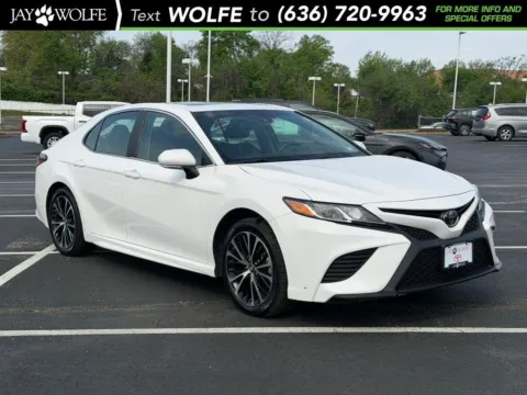 White 2018 Toyota Camry SE for sale in Ballwin, MO