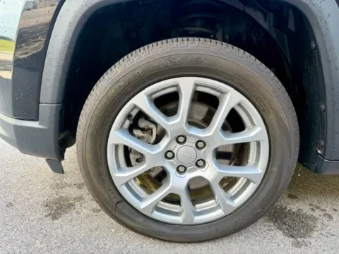 More photos of 2023 Jeep Compass Latitude Lux at Jay Wolfe Toyota of West County, MO