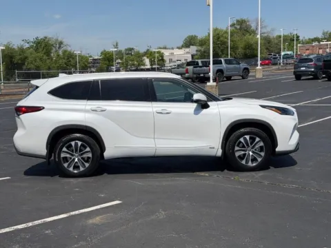 Photos of 2022 Toyota Highlander Hybrid XLE for sale in Ballwin, MO at Jay Wolfe Toyota of West County