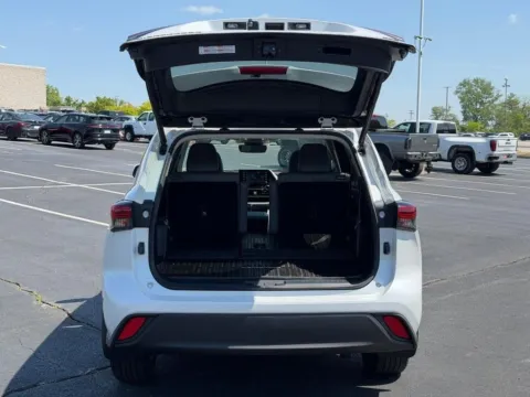 More photos of 2022 Toyota Highlander Hybrid XLE at Jay Wolfe Toyota of West County, MO