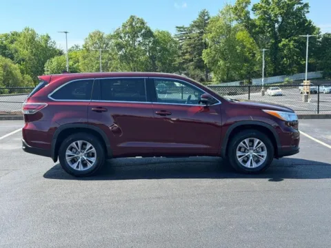 Photos of 2014 Toyota Highlander LE Plus V6 for sale in Ballwin, MO at Jay Wolfe Toyota of West County