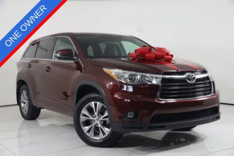 Red 2014 Toyota Highlander LE Plus V6 for sale in Ballwin, MO