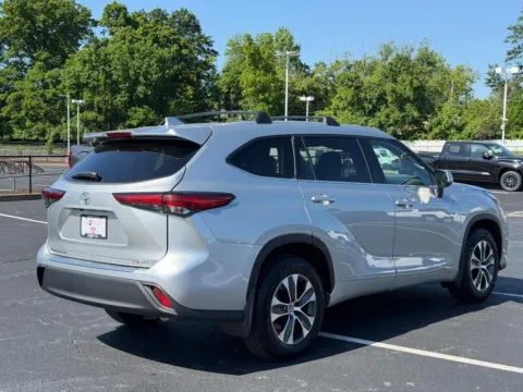 Another view of 2022 Toyota Highlander XLE for sale in Ballwin, MO at Jay Wolfe Toyota of West County