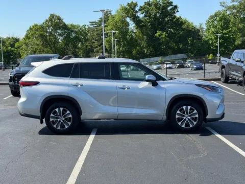 Photos of 2022 Toyota Highlander XLE for sale in Ballwin, MO at Jay Wolfe Toyota of West County