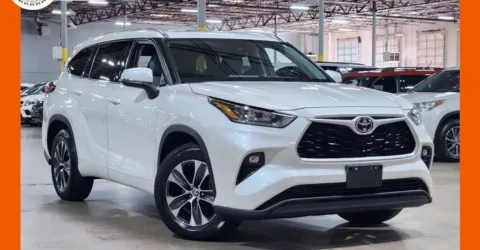 White 2024 Toyota Highlander XLE for sale in Ballwin, MO
