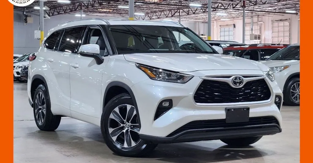 White 2024 Toyota Highlander XLE for sale in Ballwin, MO