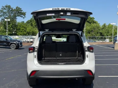 More photos of 2024 Toyota Highlander XLE at Jay Wolfe Toyota of West County, MO