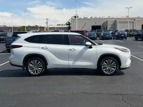 Photos of 2024 Toyota Highlander Platinum for sale in Ballwin, MO at Jay Wolfe Toyota of West County