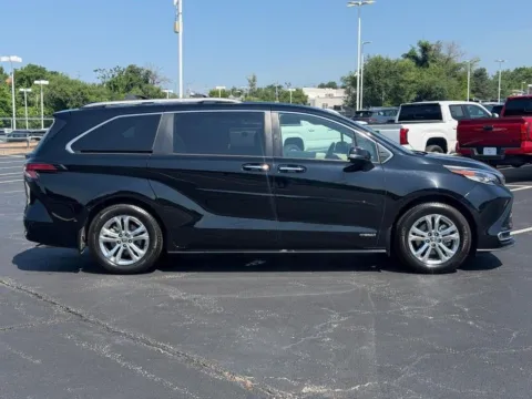 Photos of 2021 Toyota Sienna Platinum for sale in Ballwin, MO at Jay Wolfe Toyota of West County