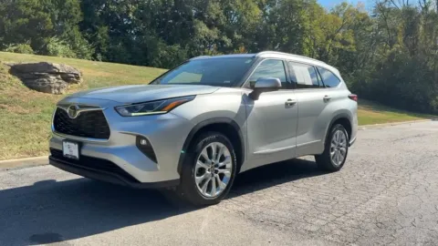 Silver 2023 Toyota Highlander Limited for sale in Ballwin, MO