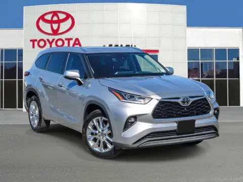 Silver 2023 Toyota Highlander Limited for sale in Ballwin, MO