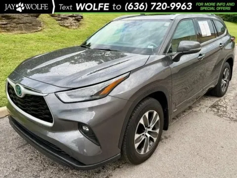 Gray 2022 Toyota Highlander Hybrid XLE for sale in Ballwin, MO